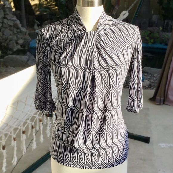 BLACK AND WHIT BLOUSE SIZE MEDIUM SHORT SLEEVES - Picture 3 of 8